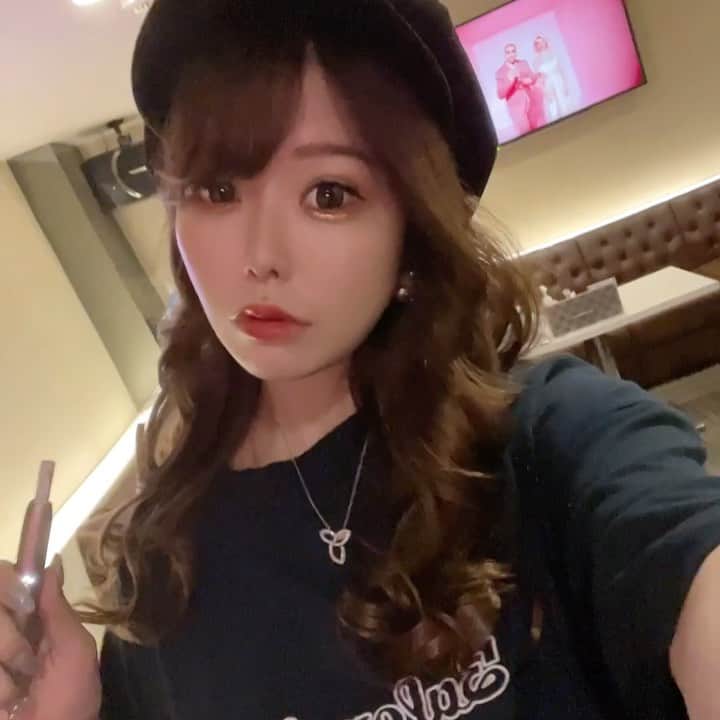 愛咲えれなのインスタグラム：「. . 日曜日もたまに1人で あけてます！🥰🥰 今週は祝日なので 日曜日も営業しております💕 . #愛咲えれな #きゃばきゃば #lounge愛咲　#キャバ嬢 #iris #キャバクラ #クラブ #ミナミ #北新地 #宗右衛門町 #ポケパラ #指名 #えれな #シャネル #バースデーイベント #シャンパン #アルマンド #踊れるキャバ嬢 #踊れるキャバ嬢といえばえれな #イリス #ホステス #いいね返し #キャバ #ソウメイジャパン #ベルロゼ　#クラブイリス #黒髪ロング」