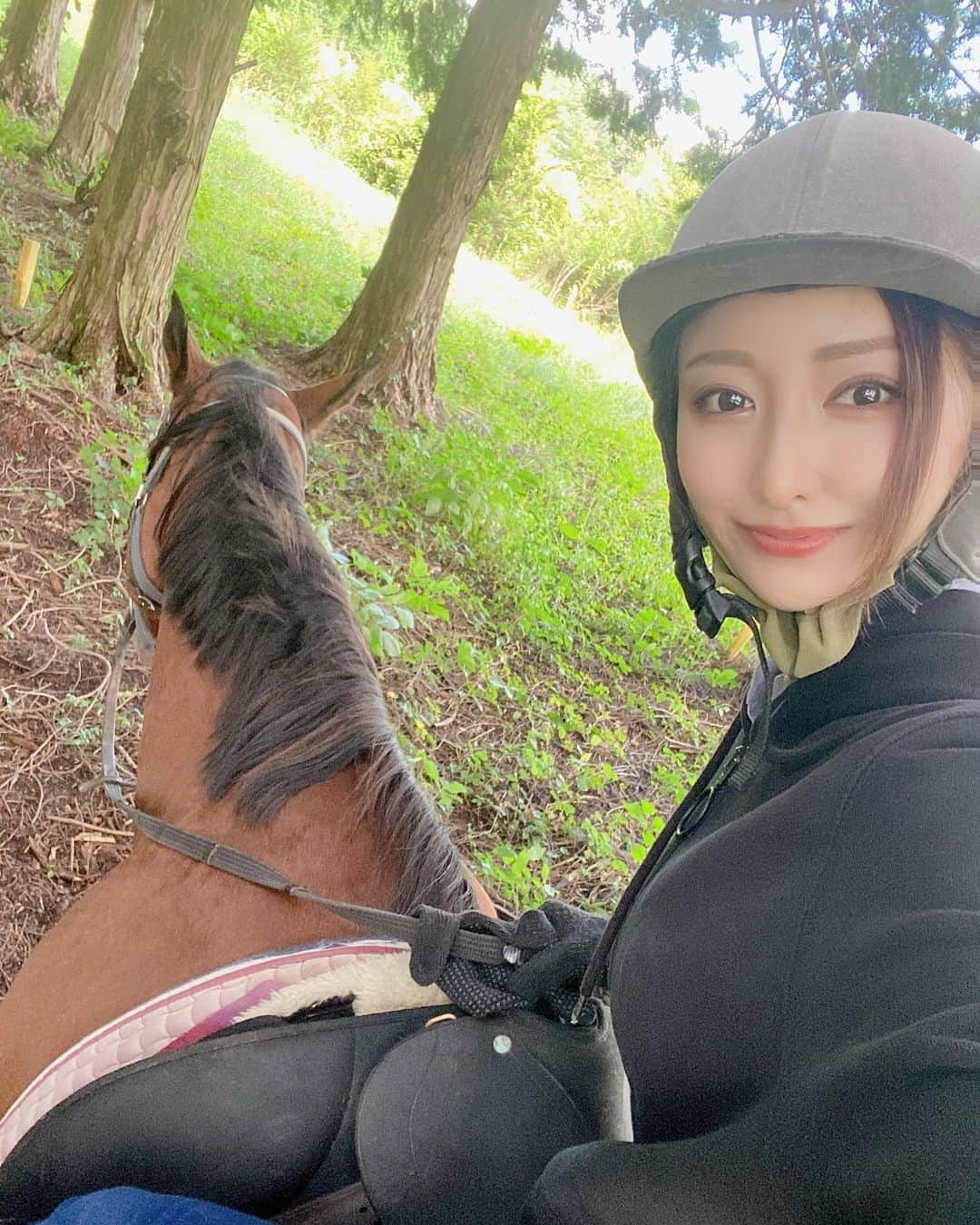 メイサさんのインスタグラム写真 - (メイサInstagram)「乗馬が趣味と言いたい✌️笑 🐴さん頭良くてお利口すぎた🥰  ヘルメットも靴も軍手もレンタルで楽ちんで すごい楽しかったなあ✨  #乗馬#馬#山#自然#トレッキング#ノンアルキャバ嬢#hermes#六本木#銀座#祇園#中洲#北新地#歌舞伎町#メゾンドボーテ#本当に売れてて可愛いキャバ嬢はメゾンドボーテ #メイサ#ショートボブ#sexy#dress#kawaii#asiangirls #셀카#셀카그램#攝影#旅遊攝影#人像攝影#攝影師#互惠」9月15日 14時28分 - meisa_0728