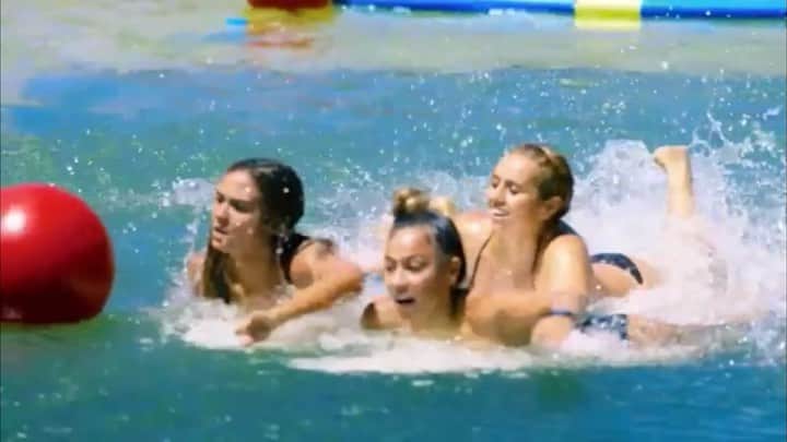 ティア・ブランコのインスタグラム：「“Claws were OUT” @kai__barger 🐈 it’s all fun & games until it’s a cat fight🤪😂🔥!!!! Started this battle face planting into 2ft of water, but it was game on after that! Finally won my first beach battle 😅🥵 Woooo let’s go @ultimatesurferabc 🥳」