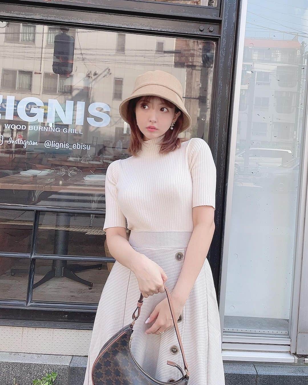 三上悠亜さんのインスタグラム写真 - (三上悠亜Instagram)「𝓅𝓁𝒶𝒾𝒹 𝒸𝓁𝒶𝓈𝓈𝒾𝒸𝒶𝓁 𝓂𝒾𝒹𝒾 𝒹𝓇𝑒𝓈𝓈♡  シルエット綺麗だから 明るめのカラーでも着太りしないよ🤍  ブーツまでワントーンコーデ👢❤︎」9月15日 15時11分 - yua_mikami