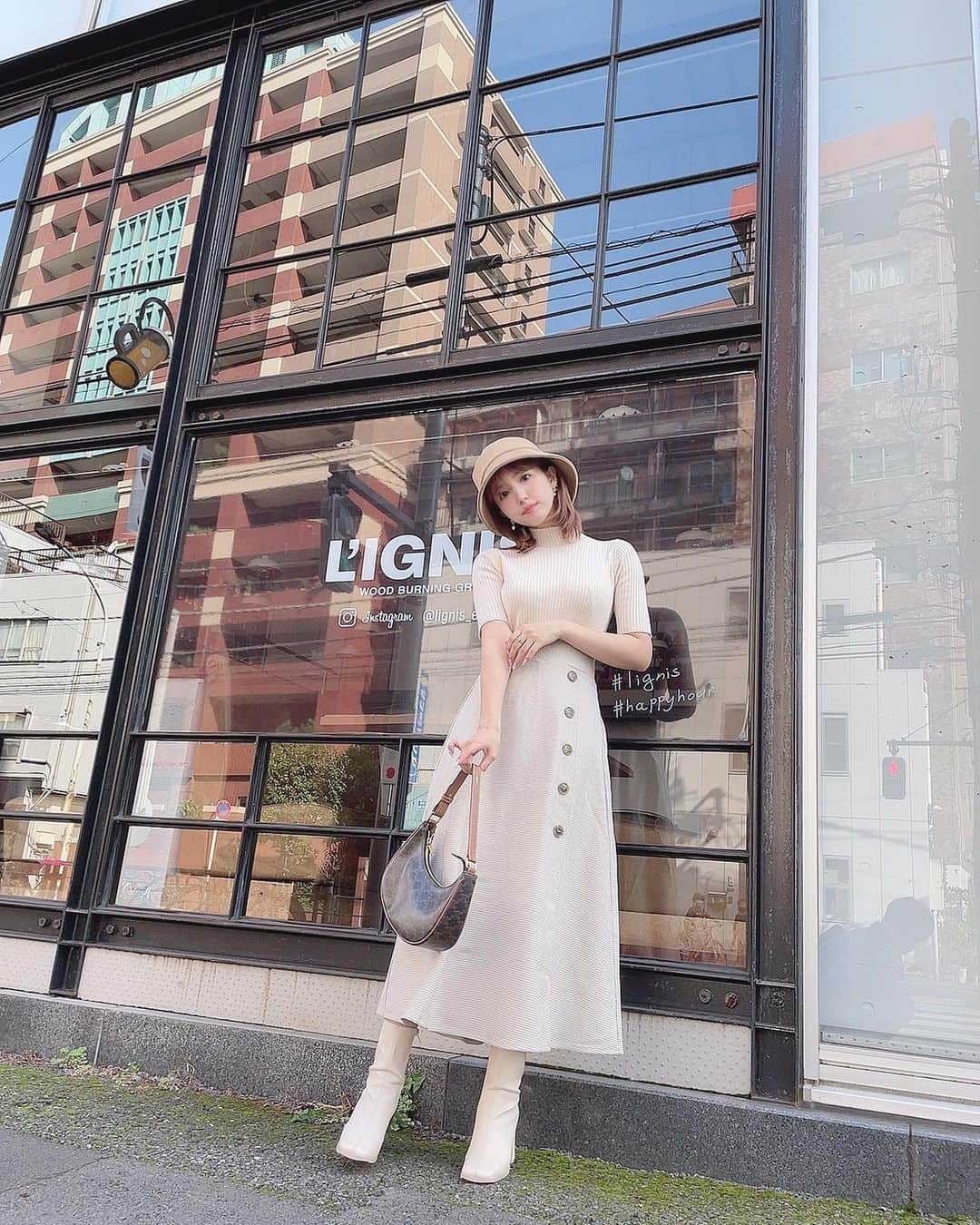 三上悠亜さんのインスタグラム写真 - (三上悠亜Instagram)「𝓅𝓁𝒶𝒾𝒹 𝒸𝓁𝒶𝓈𝓈𝒾𝒸𝒶𝓁 𝓂𝒾𝒹𝒾 𝒹𝓇𝑒𝓈𝓈♡  シルエット綺麗だから 明るめのカラーでも着太りしないよ🤍  ブーツまでワントーンコーデ👢❤︎」9月15日 15時11分 - yua_mikami