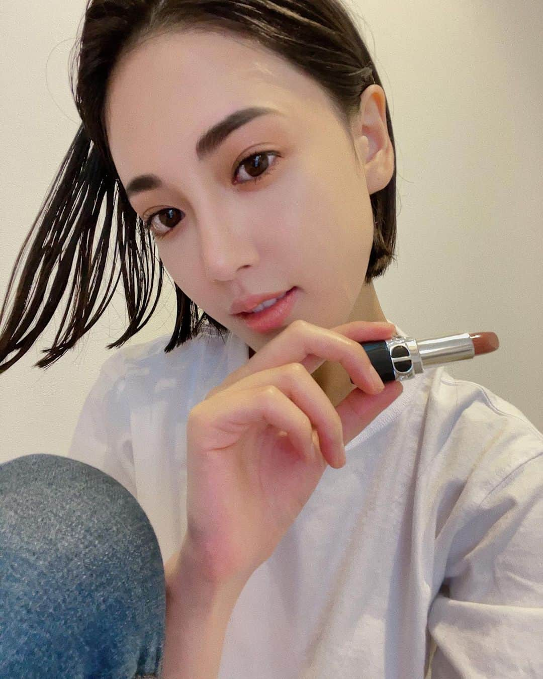 藤井夏恋さんのインスタグラム写真 - (藤井夏恋Instagram)「"ROUGE DIOR BALM" 新製品試してみましたー！ ルージュ ディオールの代表的な花であるレッド ピオニーの有効成分が配合されているので、本来の色を高めてくれて24時間潤いが続く所が魅力的。 私は肌も敏感肌だし合わないリップだと唇の皮がすぐめくれちゃう人だけど、こちらのリップは平気でした🤭 色は100番がお気に入りかな！ @diorbeauty #ルージュディオールバーム」9月15日 15時26分 - fujiikaren_official