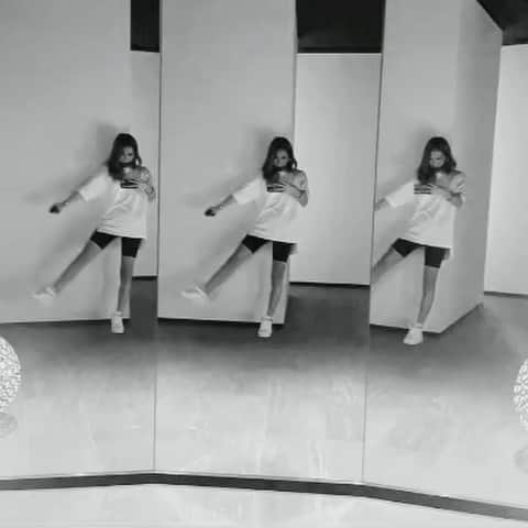 彩希エリナのインスタグラム：「ドレスに👗ヒール👠ではなく、 ぶかぶかTシャツ👚にスニーカー👟で迎えたお誕生日🎂  #fashionsnap #casualstyle #ootd #sneaker #nike #nikeairforce1 #mirrormirror #ファッション #カジュアルコーデ #カジュアルファッション #私服 #私服コーデ #Tシャツ #tシャツコーデ #デカT #スニーカー #スニーカーコーデ #スニーカー女子 #ナイキスニーカー #ナイキコーデ #エアフォース1」