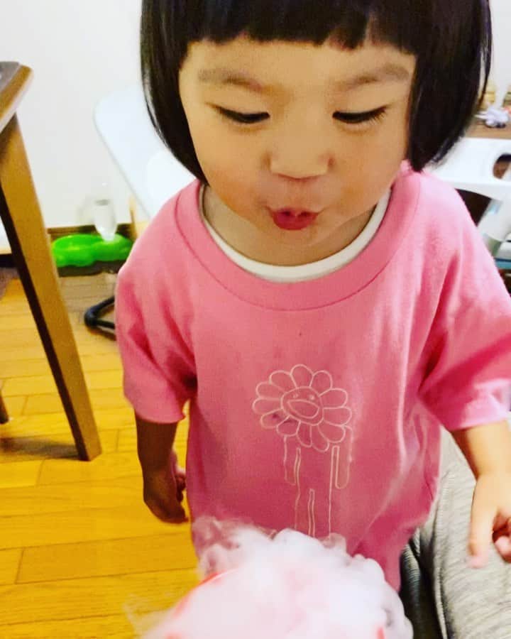 岡田義徳のインスタグラム：「ドライアイス  沢山息を吹きかけているイメージ！  本人は沢山息を吹きかけているつもりです。  #ドライアイス #息を吹きかけてるつもり」