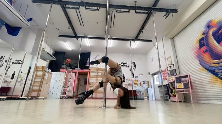 SHIRAISHIMIHOのインスタグラム：「Inspired by @im_laurritta ❤️‍🔥 Thank you 🙏  #exotricks  #floortricks  #acrofloorwork  #exoticpoledance」