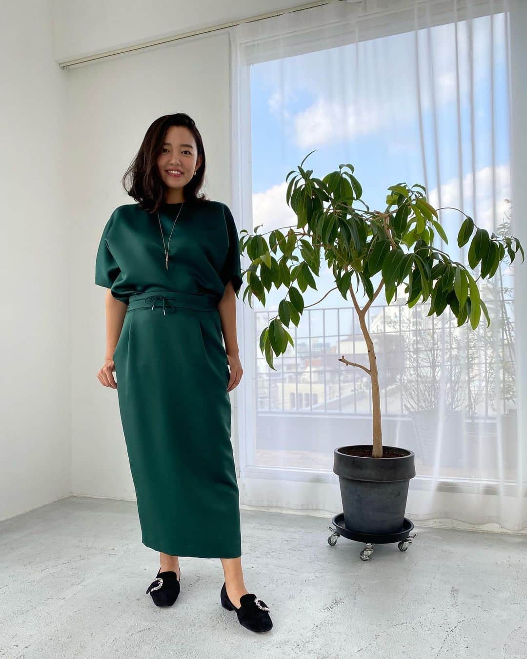 阿部優貴子のインスタグラム：「またまたyoutubeの撮影でした。 久しぶりのゆるネタでスイーツ特集🍰 食レポ久しぶりすぎましたw  衣装兼私服は最近どハマり中のブランド @uncrave_official のセットアップ。 サテン生地で光沢感があるのにウォッシャブルなところがよだれ娘を持つママとしてとても助かる。笑  靴はアウトレットの戦利品🙋‍♀️  #uncrave #私服 #youtube #あべゆきchannel」