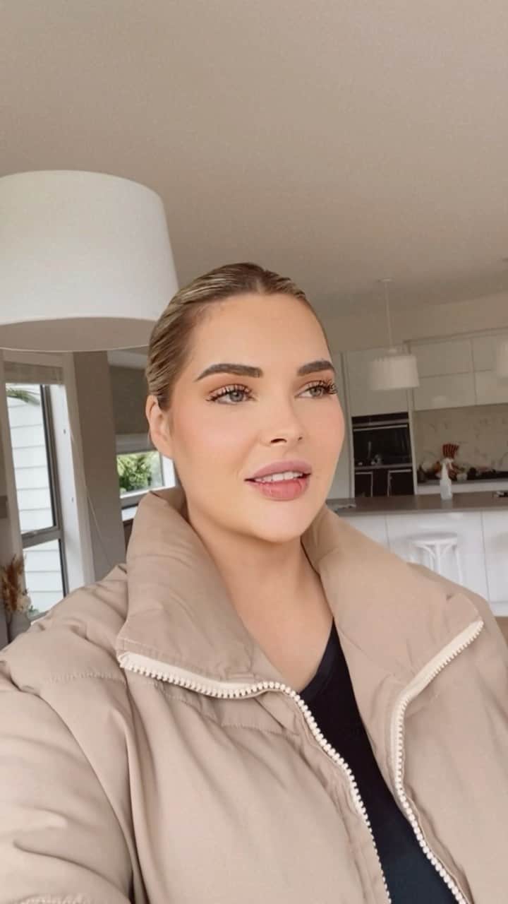 サラ・ハリスのインスタグラム：「What’s your opinion on getting the #covidvacccine ? For me personally, I would’ve loved to have waited for a little more research… however I knew getting vaccinated myself may just protect those around me, particularly people at increased risk for severe illness from COVID-19, such as my mum. That was the definite yes for me!  If you choose not to, that’s 100% your body and your choice.  But if you’re feeling unwell, please at least get tested. ❤️」