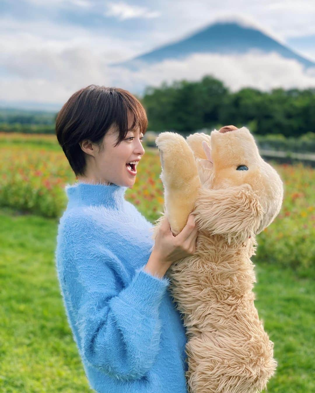 小林涼子さんのインスタグラム写真 - (小林涼子Instagram)「. いっぬ🐕わんわん🐕  さてさて #MBSドラマ特区枠 にて 9月16日（木）毎週木曜　0:59〜(今日の夜中？) 「 #どうせもう逃げられない 」放送開始✨ ちょこちょこお邪魔してます😚 放送地域でない方も 放送終了後TverやAmazon プライムビデオで 見逃し配信があるそうです 👀 そして、今日はもう一つお知らせ📢 ストーリーでも告知させて頂いた 「 #来世ではちゃんとします 」 Aくんの本命彼女　奈々ちゃん役で 7話よりお邪魔します❤️ Paravi で本日から先行配信スタート！ 放送は、来週9月22日水曜日  深夜0時40分～です🥰 長い髪は久しぶりだったので なんだか懐かしい😚 どちらも是非ご覧ください 💓 #どうせもう逃げられない #mbs #いっぬ #代役 #ぬいぐるみ #富士山 #来世ではちゃんとします #来世ちゃん #来週」9月15日 22時19分 - ryoko_kobayashi_ryoko