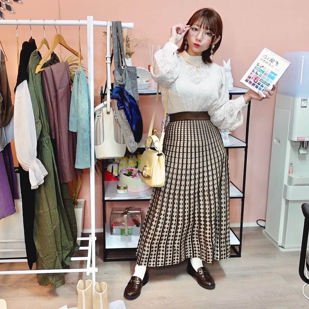 えっちゃんさんのインスタグラム写真 - (えっちゃんInstagram)「本屋に行ってスタバへGo♡ LOOKBOOK動画も見てね！ . .  #トップス : @grl_official .  #スカート : @grl_official .  #バッグ : @chloe .  #ローファー : ?  #アクセサリー : @gu_for_all_ . .   #grl #グレイル #プチプラコーデ  #コーデ　#今日のコーデ #デートコーデ #コーディネート #春コーデ #高見えコーデ #ワンピース #コーデ #秋コーデ #ファッション   #プチプラ #通販  #秋服 #ファッション   #韓国ファッション #153cmコーデ #155cmコーデ #低身長コーデ #1万円以下コーデ」9月15日 16時55分 - ecchan_bom2