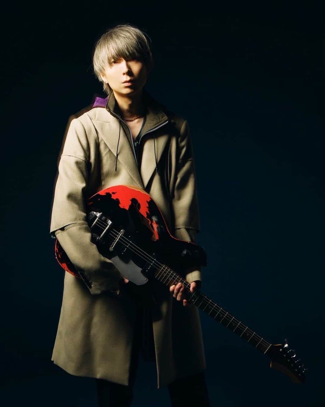 川谷絵音さんのインスタグラム写真 - (川谷絵音Instagram)「黒いfano。fanoの音は本当に飽きない。最高のギターブランドです。ギタマガ発売しましたので見てね。」9月15日 17時20分 - indigolaend