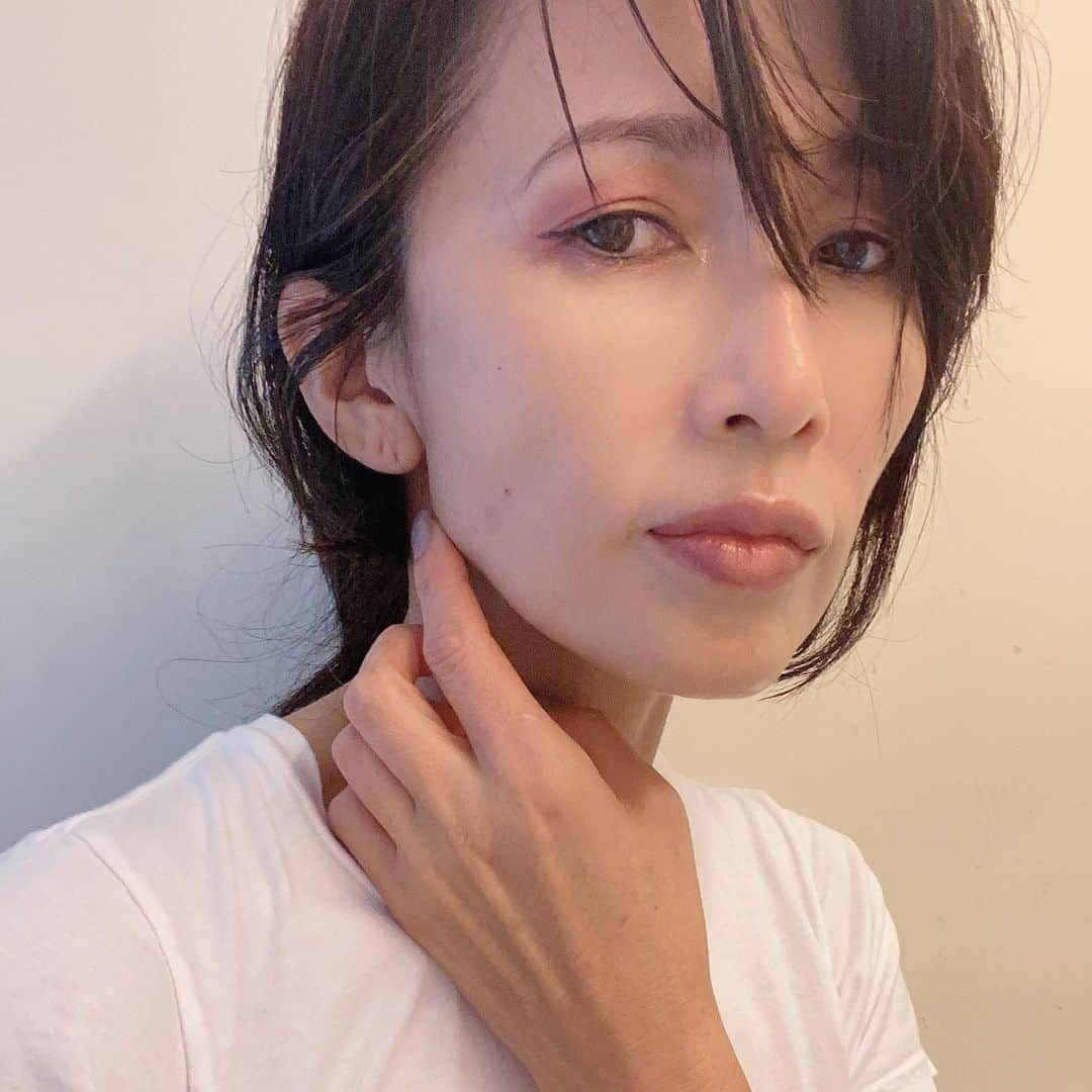 工藤静香さんのインスタグラム写真 - (工藤静香Instagram)「一日中マスクをしているから、何だかほうれい線が深くなってきました。そこで！！ 使ったマスクの紐をシュッシュと除菌をしてから再利用します。片側に一枚分づつ結び付け、ポニーテールやバレッタに引っ掛ければ、耳にプレッシャーが無くなりよかったです！！ 長時間外出する時など是非😊 男性は難しいね　ごめん🙏  この写真はライトの加減で目立たないだけで、実際はかなり目立ちますし、重力に負けてます😊🤣  3枚目はお散歩用のマスクです👍」9月15日 17時49分 - kudo_shizuka