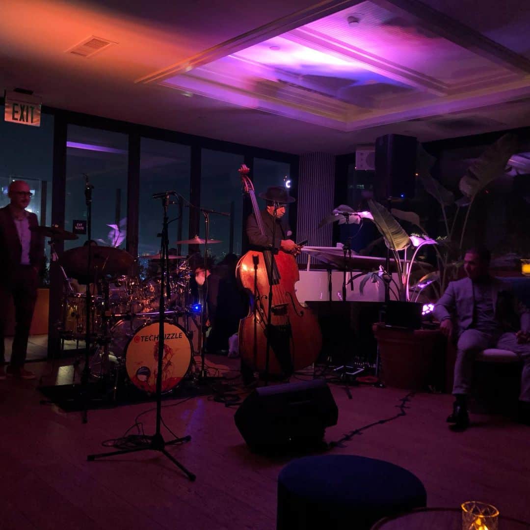 伊藤由奈さんのインスタグラム写真 - (伊藤由奈Instagram)「Back in LA and back at it!🎶Love the new spot #jazzeclectic  @gilleslosangeles @ryancrossmusic #thompsonhotel #rooftop #hollywood #musician #singer」9月15日 17時55分 - _yunaito