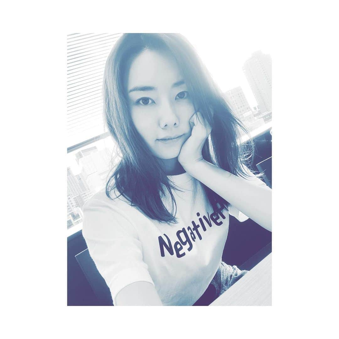 橋本真実さんのインスタグラム写真 - (橋本真実Instagram)「@negative_pop のテーシャツ その名もネガポテーシャツを わたしは 手に入れた！ ありがとうございます！ 可愛い。 このロゴが、なんとも言えず可愛い。 ネガティブポップ、みなさま、覗いてみてくださいね。 #negativepop #ネガポ　#ネガポテーシャツ　#待ち時間に自撮りする女」9月15日 18時08分 - mami_hashimoto130