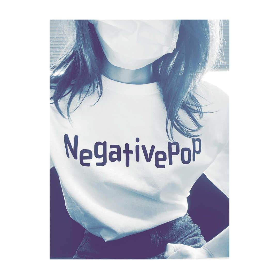 橋本真実のインスタグラム：「@negative_pop のテーシャツ その名もネガポテーシャツを わたしは 手に入れた！ ありがとうございます！ 可愛い。 このロゴが、なんとも言えず可愛い。 ネガティブポップ、みなさま、覗いてみてくださいね。 #negativepop #ネガポ　#ネガポテーシャツ　#待ち時間に自撮りする女」