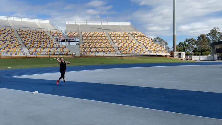 Tori Peetersのインスタグラム：「Throwing it back to the blue tracks…and how about this stadium? Isn’t it cool?! Looks like something out of a PlayStation game 🎮🚀   #javelingames #javelinthrow #trackandfieldlife #playstationgames #stadiumthrows #trainingday #throwback #brisbane  #aussie」