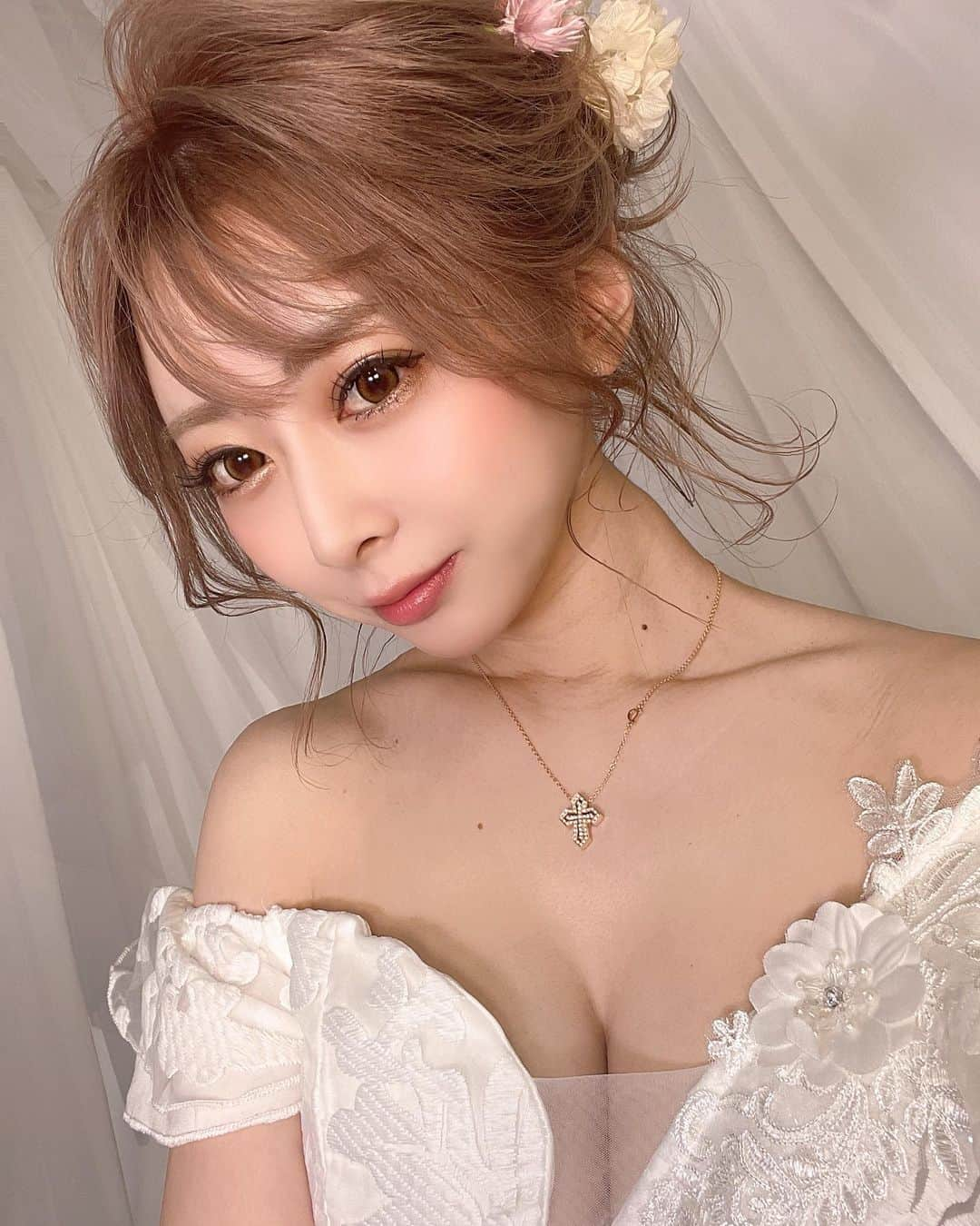 瀧谷まゆのインスタグラム：「久しぶりの撮影📸✨ 2年半ぶりのドレス🤣 私は店舗の方ではドレス着ないので 見納めかもしれません。笑  #フォローミー #すすきの #キャバクラ #歌舞伎町 #六本木 #銀座 #北新地 #錦 #中洲　#ニュークラブ #ススキノ #さっぽろ #ニュークラ#ラウンジ #アラサー女子 #体験入店 #キャスト#ポケパラ #ナイツネット #体験入店募集中 #瀧谷まゆ #札幌グルメ女子」