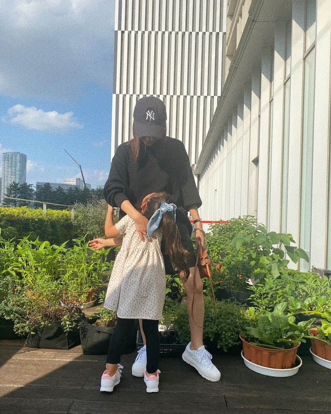 近藤千尋さんのインスタグラム写真 - (近藤千尋Instagram)「最近はお仕事お仕事だったので 久々に学校帰り手を繋いで🤝 愛情注入🌳❤️‍🔥❤️‍🔥 ママもリフレッシュしたわん🥰 なんてったって、 今日は夕飯も作らずに出前です。笑 たまにはこんな日も、オーケー👌☺️ 明日からまだ頑張ろ💪🏻💛  二人ともお靴は @reebokjp  だよ👟 #公園コーデ #お迎えコーデ  #４歳ママ」9月15日 18時50分 - chipichan.1215