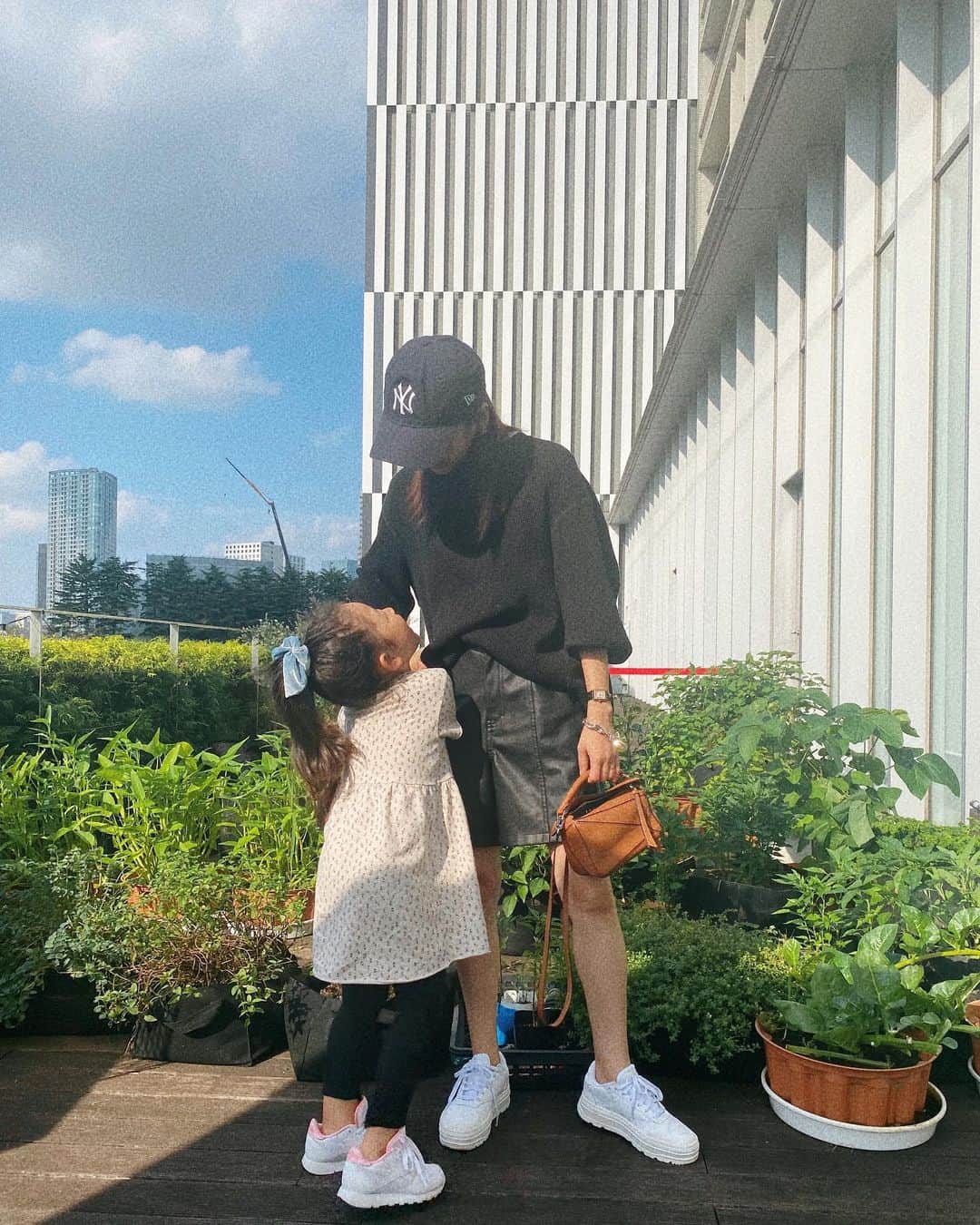 近藤千尋のインスタグラム：「最近はお仕事お仕事だったので 久々に学校帰り手を繋いで🤝 愛情注入🌳❤️‍🔥❤️‍🔥 ママもリフレッシュしたわん🥰 なんてったって、 今日は夕飯も作らずに出前です。笑 たまにはこんな日も、オーケー👌☺️ 明日からまだ頑張ろ💪🏻💛  二人ともお靴は @reebokjp  だよ👟 #公園コーデ #お迎えコーデ  #４歳ママ」