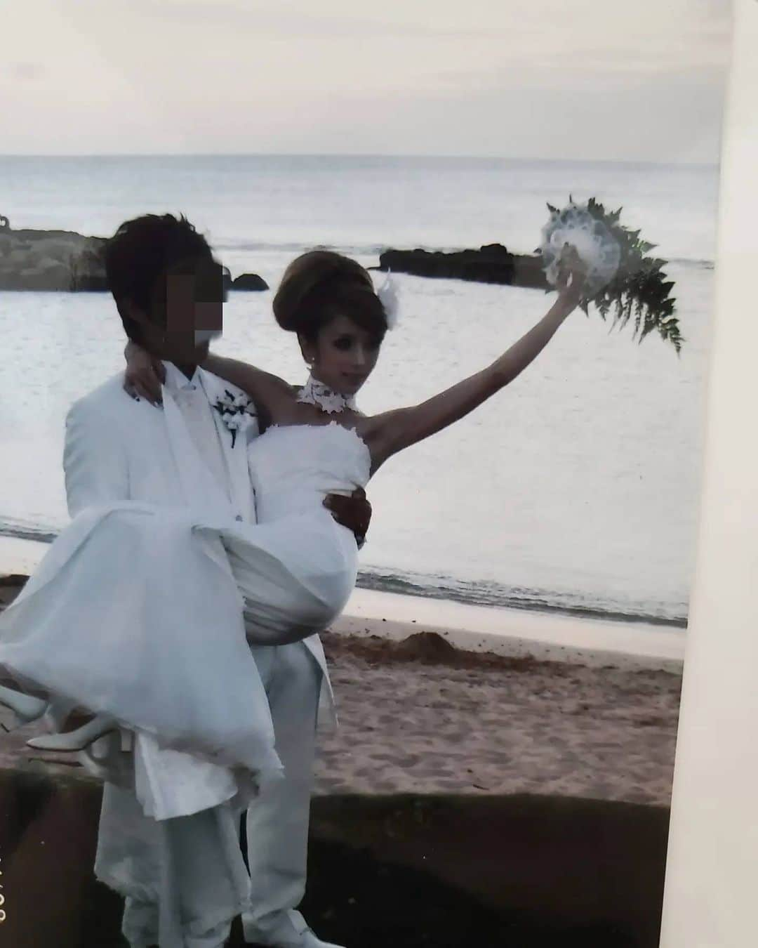 貴咲愛鈴のインスタグラム：「この前言ってた結婚式の写真💒👰💍Hawaiiで2人きりの挙式😎🌴🌺  2010年の写真だから、今から約12年前くらい🤔📸  私、21、22歳くらいです🙋‍♀️❤  (デジカメ写真だし、当時アプリとか無いから💦無加工🤣)  この頃、産後4～5ヶ月なのに、今より腕細いなぁ🥺  ほんと、懐かしい～🥺❤️❤️❤️今でも鮮明に覚えております🥺  この時、喧嘩もしたけど🤫良い思い出です❤  ハワイの挙式は、お義母さん、お義父さんがプレゼントしてくれて😭❤️  (ホテルはスイートだし、飛行機はファーストクラス*⋆✈で凄く凄く感謝です😭❤)  私は、将来子供達に出来るかなぁ😂  お嫁さんはきっと嬉しいよね😭私もして貰ったように、将来出来るように頑張る💪❤  ･ ･ ･ ･ ･ ･ ･ ･ ･ ･ #結婚式 #結婚式写真 #結婚式コーデ #結婚式ヘアアレンジ #wedding #weddingdress#weddingphotography #ウェディングドレス #マーメイドドレス#ウェディングドレスヘア #ウェディングフォト #ウェディングヘア #挙式 #挙式ヘア #hawaii #ハワイ #ハワイ挙式 #ハワイ挙式レポ #ハワイ結婚式 #ハワイ旅行 #新婚旅行 #ハワイ新婚旅行  #コオリナチャペル #コオリナチャペルアクアマリーナ #コオリナチャペルプレイスオブジョイ #加工無し #無加工  #夫婦 #夫婦コーデ #仲良し夫婦」