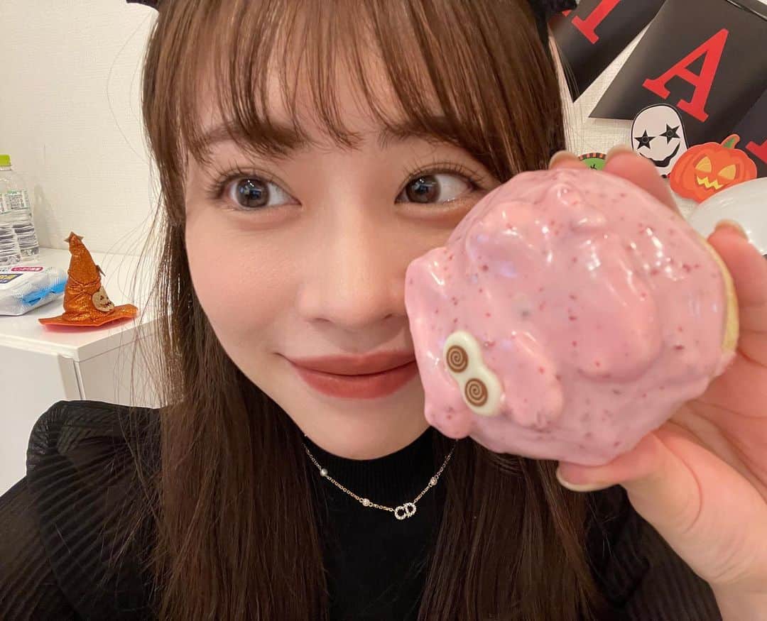 高木由梨奈のインスタグラム：「ハロウィン限定のミスド🍩❤︎ ふわふわミイラっていう名前のを食べた😋 チョコの目がなんとも可愛い☺️ 昨日食べ過ぎた分今日はだいぶ控えてジムで筋トレして三駅分歩いた👻 チャラにはなってないかもだけどたまにはいっか🌝笑  #ミスド #ミスド新作  #ダイエット #ハロウィンコスプレ」