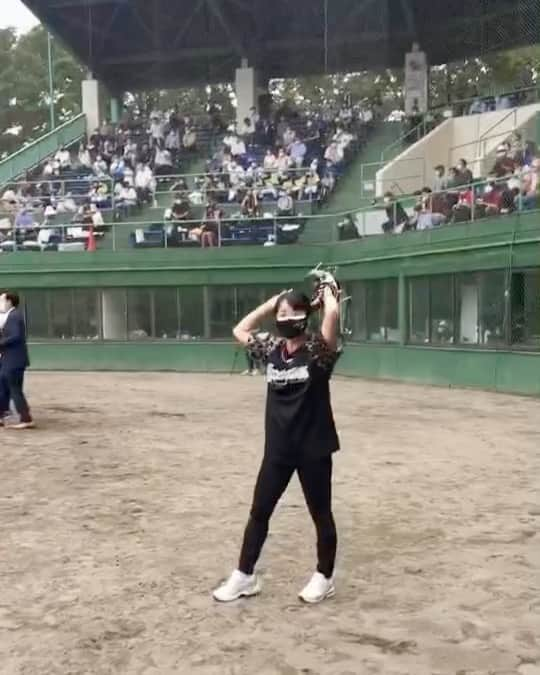 片岡安祐美のインスタグラム：「⚾︎  BCL東地区オールスター2021 始球式前のキャッチボール🔥 いきなりボールを落とすあたし。。。  ど緊張のお相手はまさかの成瀬投手！！ @naru__6017  スタッフさんとしてるはずが、一瞬目を切ったら成瀬投手に変わっててビックリ🥺✨ ボール落としてすみません🙇‍♂️  始球式前のキャッチボールで緊張最高潮！！ 「大丈夫！投げれてるから！！」 とお優しいお言葉を頂き、気合注入😤👍🏻  成瀬投手、本当にありがとうございました！！  #BCL東地区オールスター2021 #bcリーグ  #オールスター  #始球式  #成瀬善久 投手 #栃木ゴールデンブレーブス  @tochigibraves」