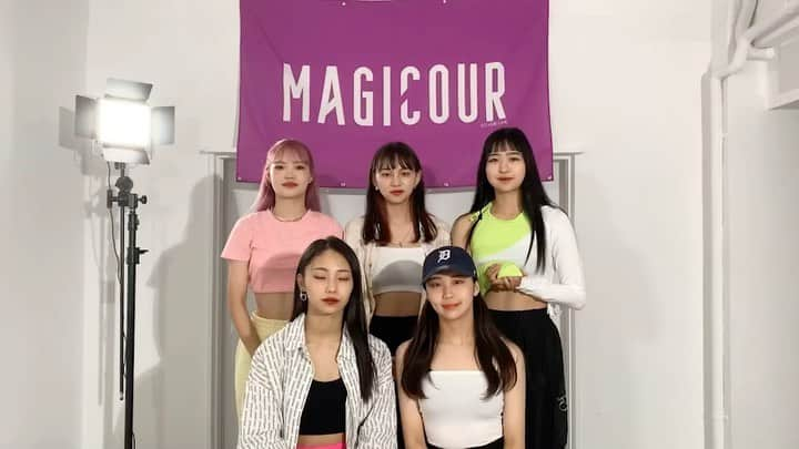 MAGICOURのインスタグラム：「＼リリースキャンペーン第3弾！／  ♡Twitter&インスタフォロワー限定MAGICOUR箱推しチャレンジ♡  出題される５問に全問正解した方の中から、抽選でそれぞれ5名様にメンバー全員のサイン入りチェキをプレゼント🎁  9/15〜9/19の間にメンバーが毎日出題するので回答期間中(9/19〜9/23)に5問の回答を全て記載し投稿してね♡  回答する際には必ず #MAGICOUR #ワナガナ#MO箱推し  を忘れずにつけてね！ MAGICOURのタグ付けも忘れずに☺️☺️  Twitterでも同キャンペーン実施中♪  #マジックアワー#ワナガナ#WannaGonna#9月14日リリース#MICHU#YUME#RICOPA#KIRARI#KOKONA  たくさんの挑戦楽しみにしてます！！」