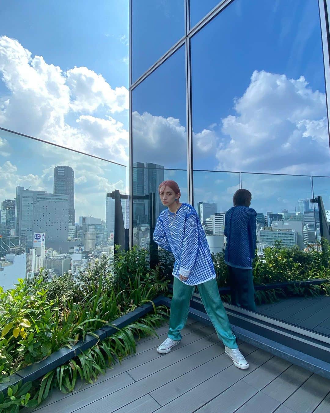 とまんのインスタグラム：「. ☁️🪞🌿  #撮影日和  a perfect day for shooting.」