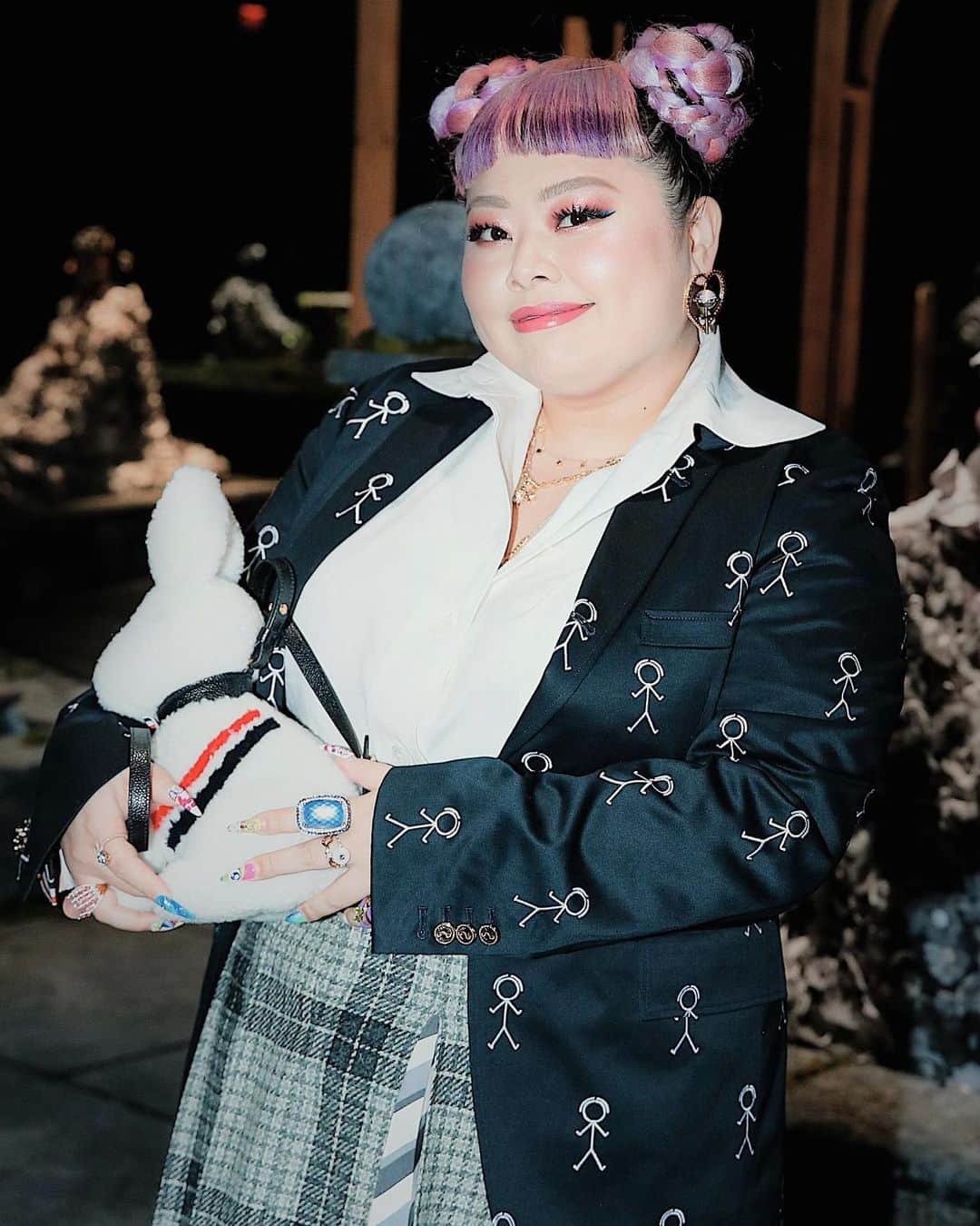渡辺直美のインスタグラム：「@thombrowne のショーに行きました😆 久々に生のエンタメにぶん殴られた🥲  お洋服も素晴らしいのはもちろんなんだけど、ショー自体が凄過ぎて言葉失った😂 音楽もまじやばいのである！ YouTubeで全部観れるけど一応私が撮ったものも短めに編集して載せておくね😇 謎に一部映像乱れてるけど気にしないで😂  終わりで @georgerootnyc とご飯😉 我々S62年世代も頑張るにょ🥰💪 卯年だからうさぎのバッグ🐰  全部大事に抱えててわらう  極悪の世代ではありません😂  私は身体的にジャケットやシャツは似合わないと思ってたんだけど、今回挑戦してみたら案外似合ってて、新たな自分と出会えたよ🥰❤️‍🔥挑戦の一歩って大事だね🥺🙏  異国での挑戦、まだまだ続きます😂 チャンネルはそのまま😂💪 ブチ進むぞ🥰🥰🥰  エンターテイメントっていいよな👺  HAIR @nerohair  styling @cc_looo   お洋服全て　@thombrowne です❤️‍🔥  指のジュエリーは全て私物です😂ゴリゴリマダムw あと棒人間小学生の時から大好きだから、運命ジャケットw #NYFW」
