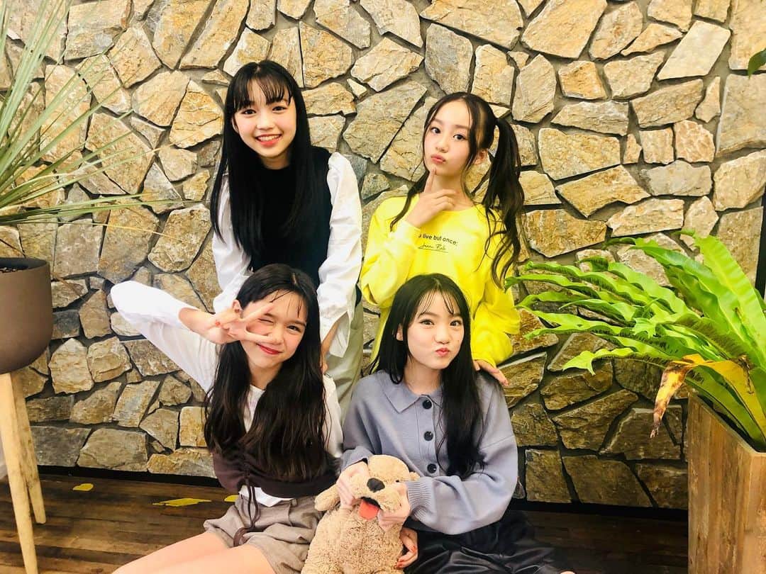 ニコ☆プチのインスタグラム：「🐶❕  撮影あいまに😙😙😙😙  #飯尾夢奏 #土屋希乃 #星名ハルハ #星乃あんな」