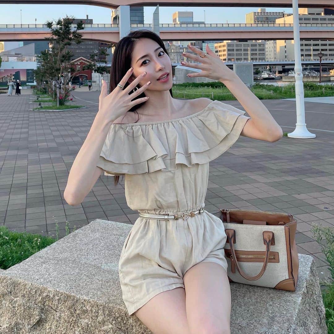 藤田麻里のインスタグラム：「ネイル💅✨✨  ずーっと @siii_iiiki です🥰！ ハンドとフット共にミラーネイルに🧚‍♀️  @yukahonda30 最高ぅ♥️  #ネイル#ネイルサロンシーキ」