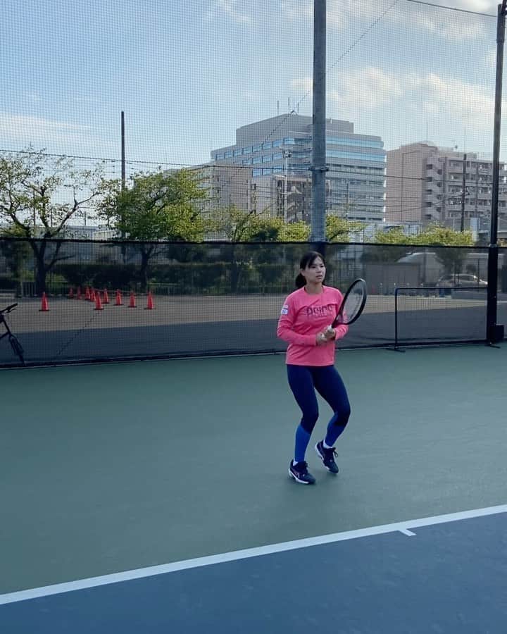 尾崎里紗のインスタグラム：「ブラックコスメ！ 打った感じ、すごく良い！  皆さん、情報解禁までお楽しみに😆 ⁡  @head_japan_official  ⁡ ⁡ ⁡ ⁡ #glico  #powerproduction  #head  #headtennis_official #headjapan #teamhead  #asicstennis #teamasics  #imoveme #onitsukatiger  #株式会社タイド  #TIDE.  #gram3  #グラムスリー  #tbc_aesthetic  #エステ  #エステティックtbc  #尾崎里紗  #risaozaki  #tennis  #tennisplayer  #テニス  #fitness」