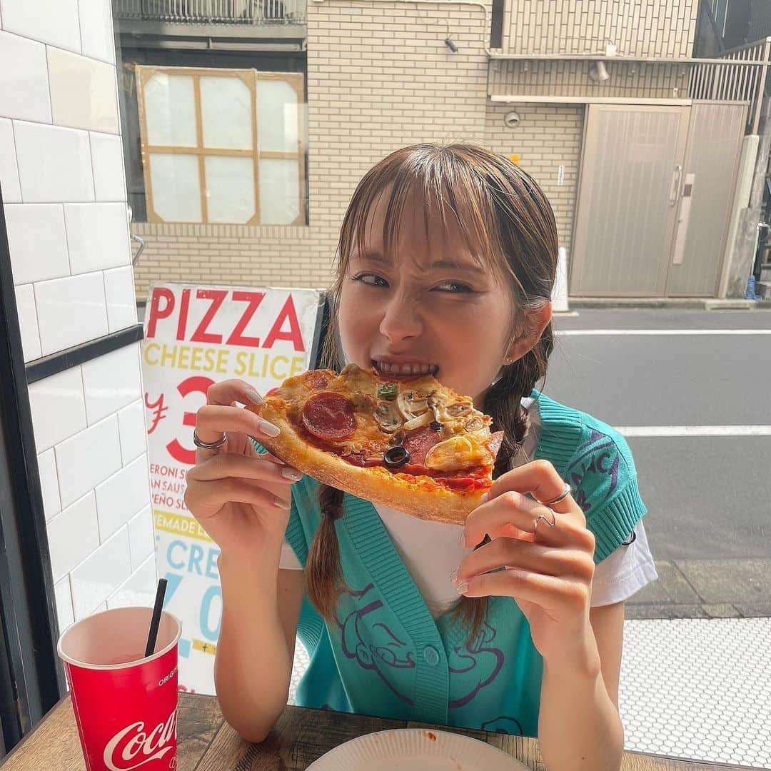 前田ゆうのインスタグラム：「こよいもおなかは毎日へりますねー^ ^🍕 はい、秋のはじまりは食欲がとりませんが🍠に🍔に🍕😍 あ！月見バーガー🍔はマクドでいっちゃんすき😁❤️  マクドナルドさん。どうか秋いがいでも一年中月見バーガーがたべれるようになりませんか？  と、いつも考え思うのですが、 いや、秋になったらたべれる！ 秋が待ち遠しい！！！ よし！マクドにいこう🌈😄 と楽しみにするのもやっぱすてがたいですな😁‼️」