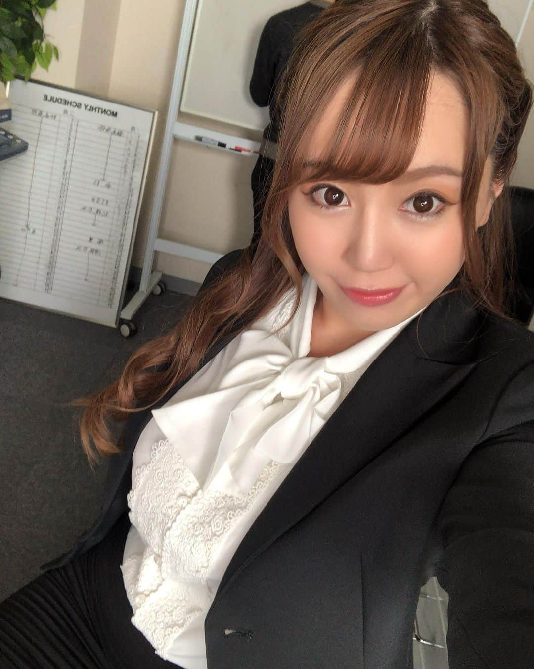 愛場れいらさんのインスタグラム写真 - (愛場れいらInstagram)「VR撮影した時のオフショ📸 と、ジムで汗だくショットw . . 今日は来月発売の新作DVDの ジャケ写と裏の写真が決まったよ💓 まーーーじ好き！！！Theグラビアって感じ 気に入ってもらえるはず😖❤️ お楽しみに✨✨ . . . 【お知らせ】 今週末から月額制ファンクラブスタートします！ 告知はインスタとTwitterでしますお楽しみに💓 . . . #新卒　#オフィスレディ #営業女子  #受付嬢  #撮影会　#撮影会モデル  #グラビア　#グラビアアイドル  #グラドル自画撮り部 　#コスプレ女子  #japanesegirl #エロカワ  #スーツ女子　#エロスタグラム　#ファンクラブ」9月15日 22時51分 - aibareira2