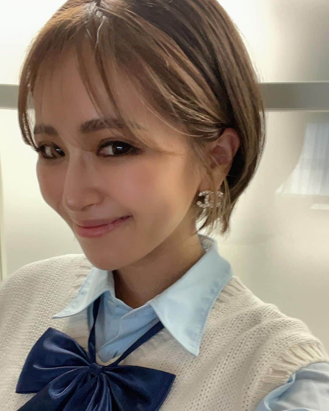 のインスタグラム：「#女子高生 ちゃうねん！！！！！！ これはぜったいに私用ではないの！笑  雑誌「姉アゲハ」の撮影で 着せてもろてん🤣🤣🤣💓💓💓 ラスト2個は加工なしの写真  報告遅れましたが、毎号少しだけ出させて頂いてて 実は連載までさせてもらってて この制服の撮影についてはまたどこかに載せるね👏  姉アゲハって毎回アンケートが多くて だからこそ出演者さん達の考えや経験談がリアルに読める 読み応えのある雑誌なんだけど  この制服の企画も めっちゃ読み応えある企画になって発売されると思う！！ 次号も発売がたのしみだぁ〜❤️‍🔥❤️」