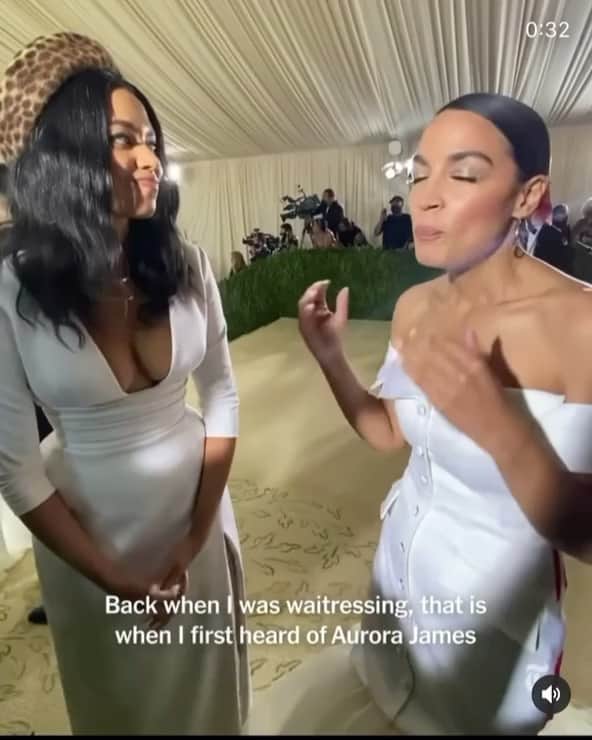 のインスタグラム：「When women support each other 💌 I launched @brothervellies at the Hester street flea the same time @aoc was waitressing downtown. We both worked hard, stayed true to what we believe in, grew platforms and started advocating for others. The congresswoman is a shining beacon of light to so many other women who never saw people like themselves in a role like hers. She is changing the perception of what feels possible for young women across the World. I couldn’t be more proud to dress her and live in the Country she works so tirelessly to support.」