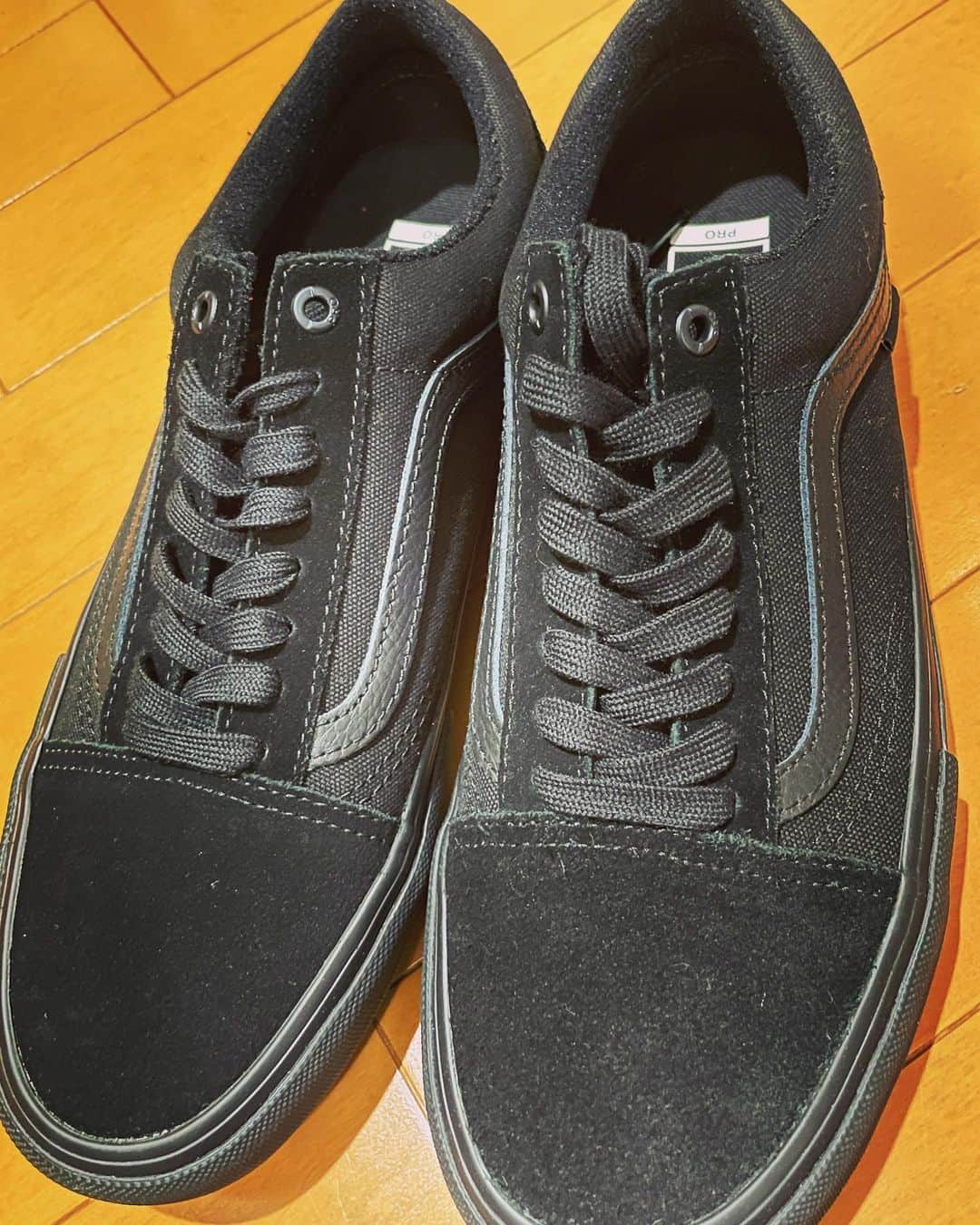 のインスタグラム：「ばんずっていいよね　#バンズ #オールブラック #vans #靴 #くつ #クツ #シューズ #ファッション #好き #こんばんは #アマル #アマルノススメ #フォロー歓迎 #フォロー返します #フォロー返しません」