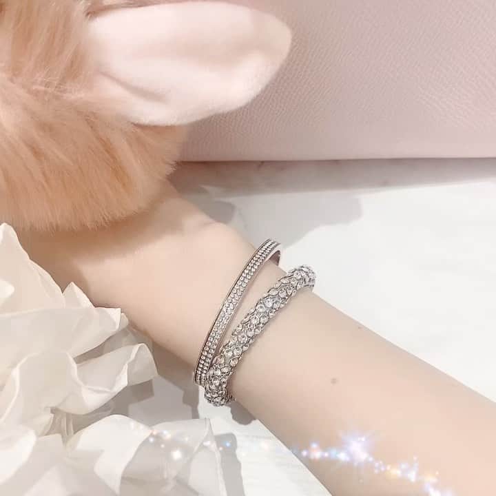 のインスタグラム：「❥お気に入りすぎるブレスレットとバングル💎 @aza_official1_  @asa_aza_  . . . シルバーのブレスレットと、ピンクゴールド2連のバングルの2本付けがめっちゃくちゃマッチしてて可愛かった💕 . . 1日中るんるん気分🦋 本当にタイプすぎる . . . . メンズもあって、私はブレスレットのブラック推し💕 カップルでキラキラおしゃれなお揃いも◎◎◎ ワンサイズなのでプレゼントにも最適だね！ . . . . #aza #ジュエリー #バングル #ブレスレット #おしゃれ　#アクセサリー #ラグジュアリー #エレガント #リング #ネックレス #キラキラ #女子力 #ジュエリーコーディネート #ジュエリーショップ #女子力アップ #キラキラアクセサリー」