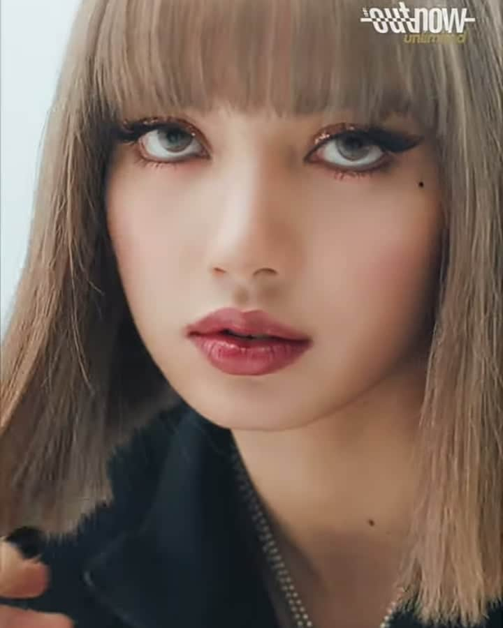 リサさんのインスタグラム写真 - (リサInstagram)「REPLY IF YOU'RE FROM UK 🇬🇧 . . . #LISA #LALISA #리사 #블랙핑크 #BLACKPINK #LALISAMANOBAN #LALISAMANOBAL #blackpinklisa #lisablackpink」9月16日 1時06分 - lisa.blackpink