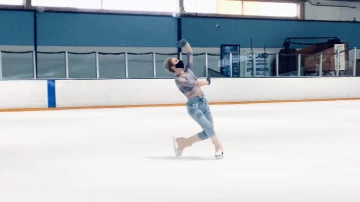ミーシャ・ジーのインスタグラム：「ReDetailing” @amberglenniceskater  (Last week)」