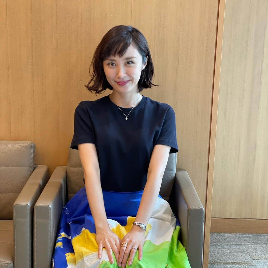 山口もえさんのインスタグラム写真 山口もえinstagram かしこまった椅子に座ると 気持ちがしゃんってする って言いながら すぐににやけてしまった 笑 会議には一番むかない人 椅子 会議 会議には一番むかない人 9月16日 16時44分