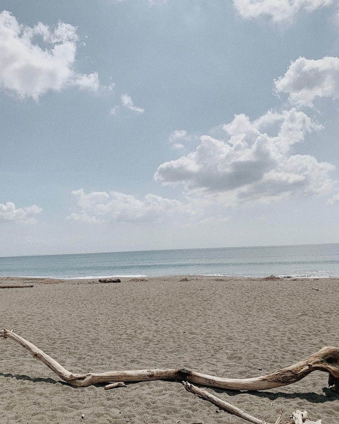 志田友美（ゆうみん）さんのインスタグラム写真 - (志田友美（ゆうみん）Instagram)「🌊🤍  最近の天気すごい好き〜 海ちるにもってこいだね🌼✌︎  #海が好きすぎる #ゆ海」9月16日 16時05分 - yuumi_shida