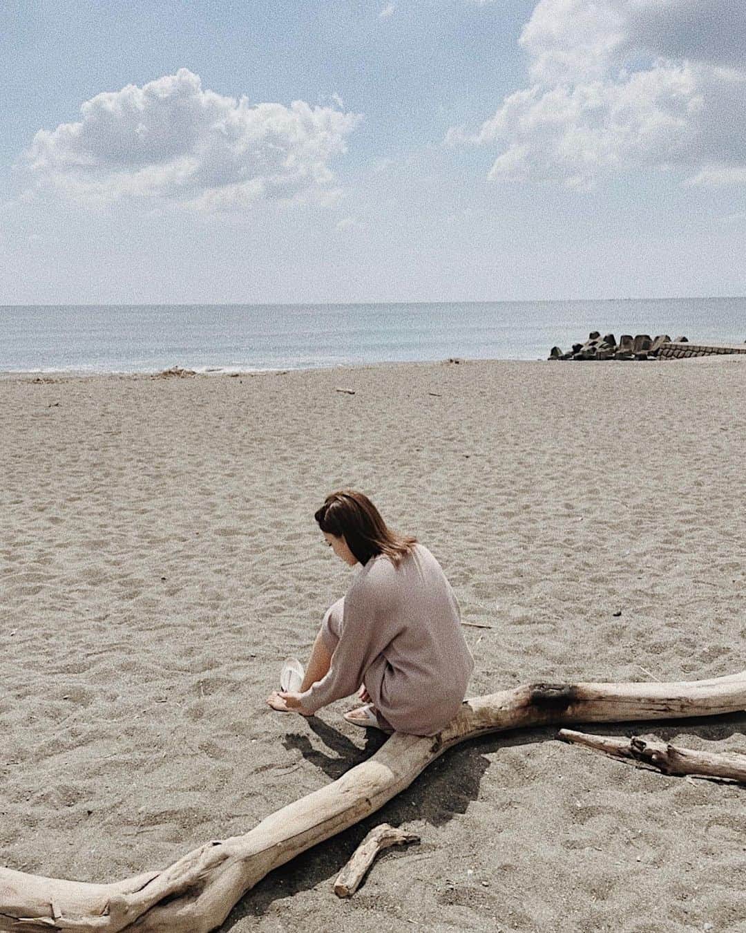 志田友美（ゆうみん）のインスタグラム：「🌊🤍  最近の天気すごい好き〜 海ちるにもってこいだね🌼✌︎  #海が好きすぎる #ゆ海」