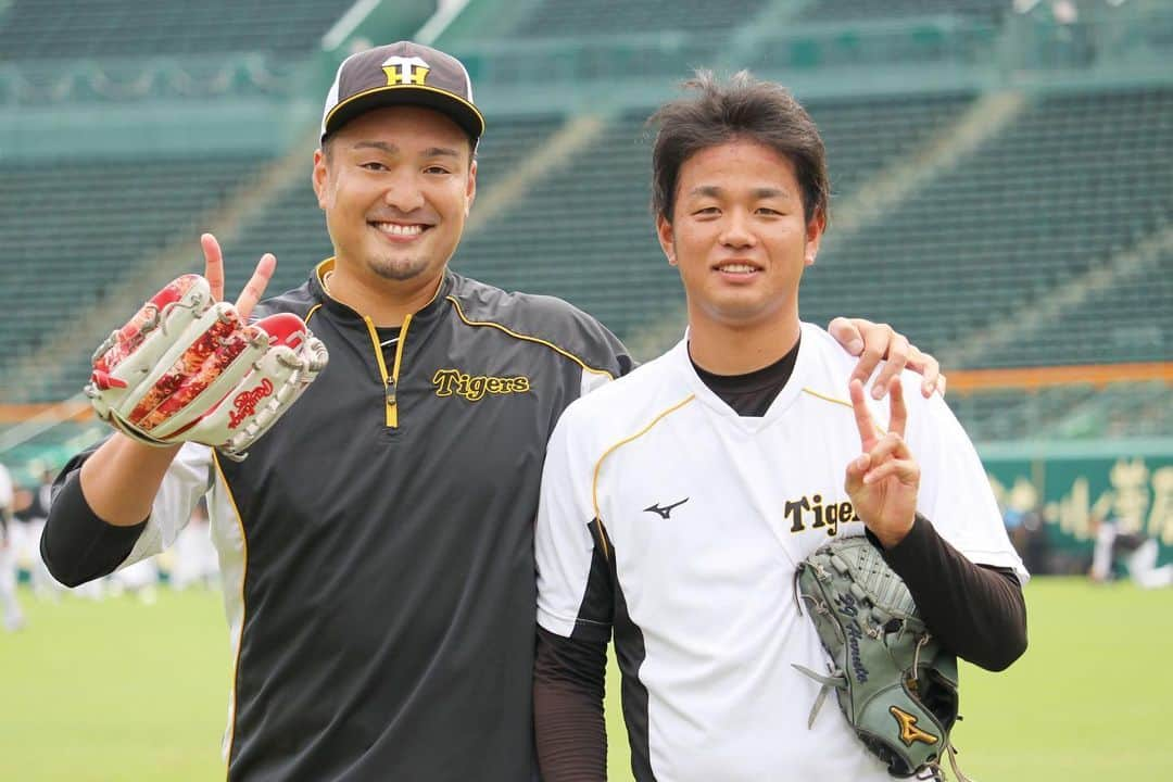 阪神タイガースさんのインスタグラム写真 - (阪神タイガースInstagram)「一軍投手の指名練習！ 秋山投手が髙橋投手と組んで、気迫あふれるキャッチボールをしていました！最後までカメラで追っていると… #秋山拓巳 選手 #髙橋遥人 選手 #キャッチボール #グータッチ✨  #✌️ #阪神タイガース #挑超頂」9月16日 16時14分 - hanshintigers_official