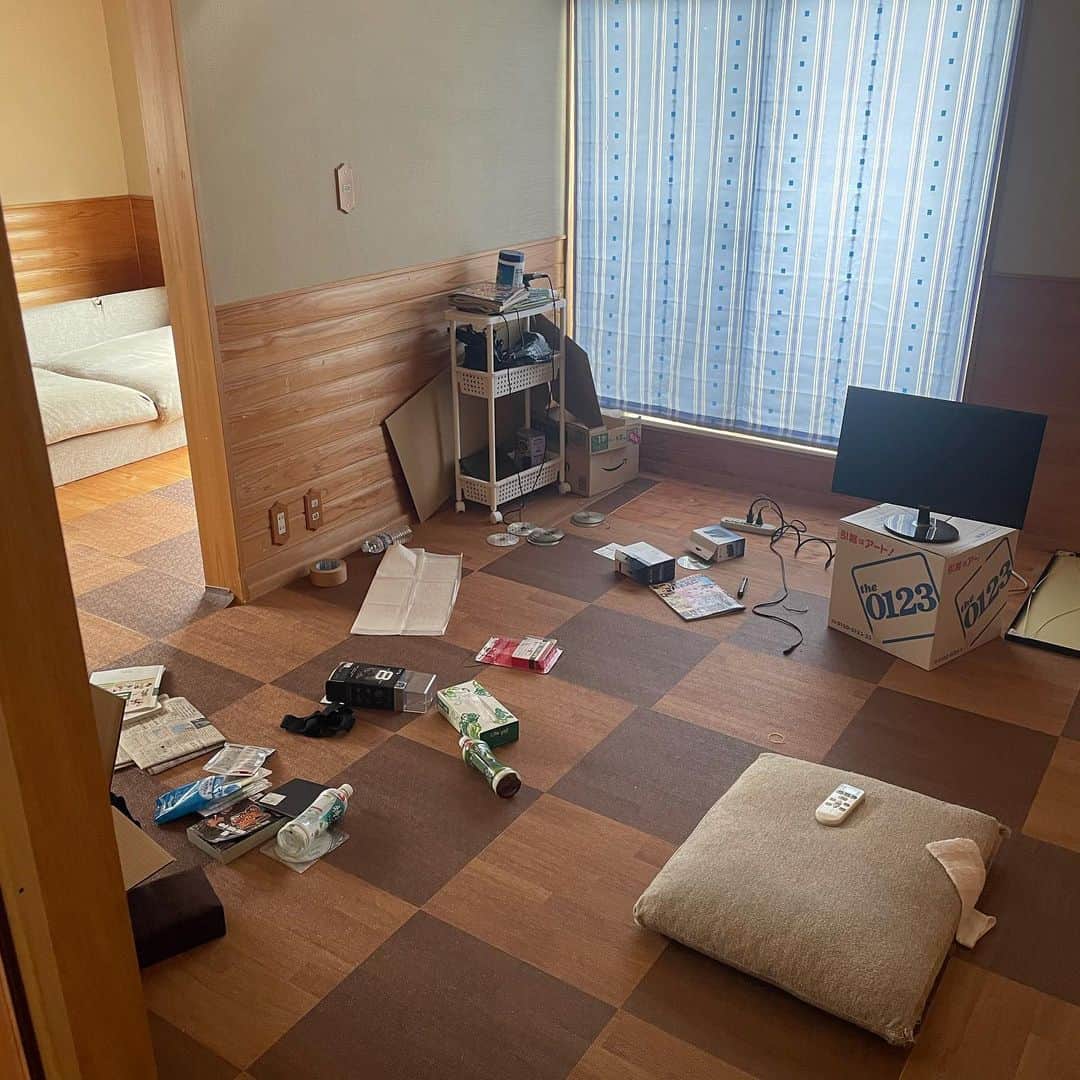 山越享太郎のインスタグラム：「実家の僕の部屋を掃除して、赤ちゃん部屋へ  犬が1番楽しそう🐕」