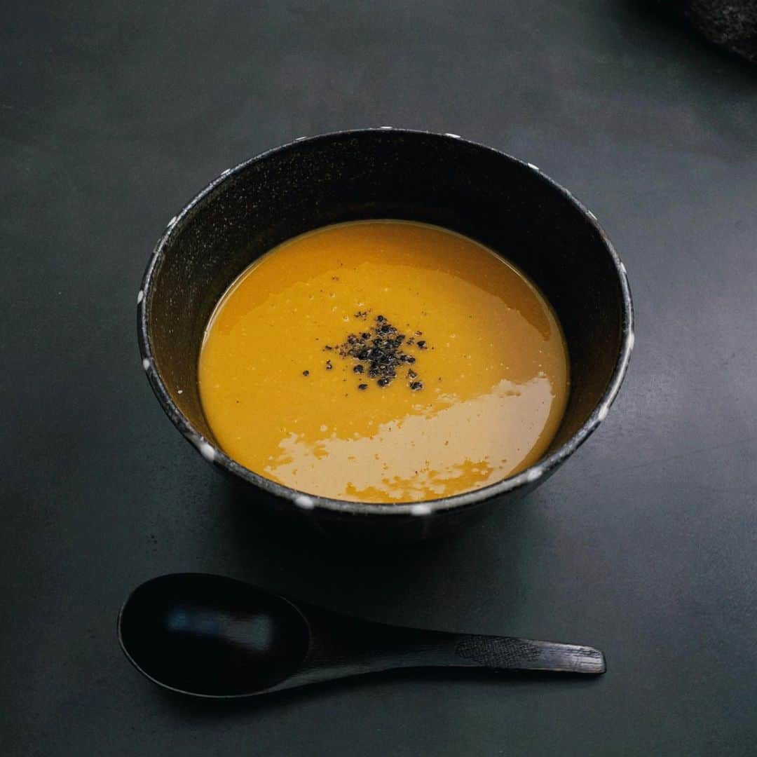 ローラさんのインスタグラム写真 - (ローラInstagram)「Organic pumpkin soooooup😙💛🍂✨ 秋のカボチャスープだよ〜♪ 牛乳は飲まないようにしているからその代わりにオートミルクをいれているの🤍  作り方をかくね〜🌱  スライスした有機たまねぎをココナッツオイルで炒めて、天然塩をたすよ❕　玉ねぎが透明になり始めたら下拵えをしたカボチャとお水と野菜コンソメをいれて柔らかくなるまで煮込むの☝️  火を止めたらミキサーに全部いれてミックスするよ❕  トロトロになったらミキサーからお鍋に戻して、オートミルク（豆乳でも大丈夫だよぉ）をいれて弱火でコトコトかるく煮込んだら、すって香りをだした黒胡麻をパラパラっといれてできあがり😋✨  分量は。。。想像でやってみたから覚えていないの😋はっはっは〜❕^O^  #vegan」9月16日 7時53分 - rolaofficial