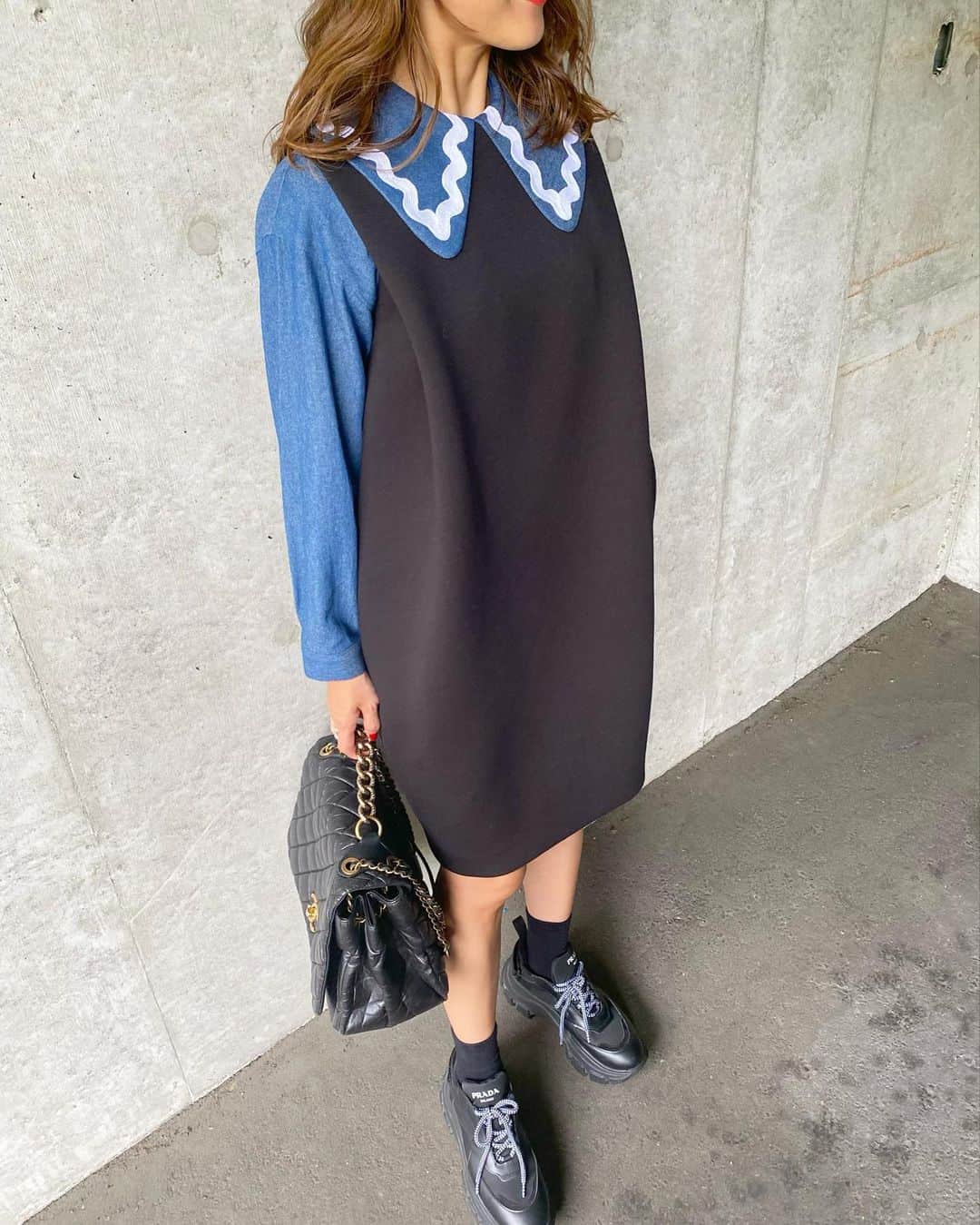 Mai Wakimizuのインスタグラム：「春に発売して大人気だったコード刺繍ブラウス。この秋デニム生地でも作りました＼(^o^)／色んなスタイリングを考えたけど、やっぱりオラフワンピとの合わせが自分らしくてしっくり♡柔らかみのあるデニムなので、窮屈感や重みは無く、体に馴染む感じ。シャツの作りで前は全部ボタンなので使いやすい。デニムってところがガーリーに着れて秋のイメージにぴったりかも♡light blueとindigoの2カラーで、私が着てるのはlight blue. #wakkinstyle#ootd#coordinate tops:#linkable @linkable_official(伊勢丹先行発売予定) dress:#linkable @linkable_official ------------------------------ 【popup shopのご案内】 日時:2021年9月22日(水)〜28日(火) (24日(金)はイベント開催につき終日休業) 場所:伊勢丹新宿店 本館1階 婦人雑貨／イセタンリーフ  ------------------------------」