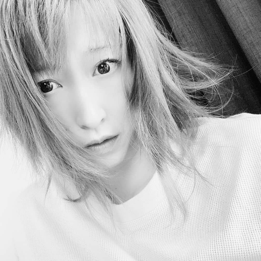 名塚佳織さんのインスタグラム写真 - (名塚佳織Instagram)「☀️ 寝起き髪の毛ボサ〜⭐︎  ꉂꉂ(˃▿˂๑)  #おはよう & #いってきます」9月16日 8時39分 - nazuka_kaori424