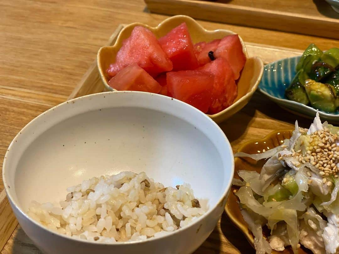 クロさんのインスタグラム写真 - (クロInstagram)「いつかの晩御飯👩🏽‍🍳🤍 ⁡ ちーちゃんのレシピで ✔︎アボカドとキュウリの和え物 ✔︎いつものキャベツ胸肉 ✔︎いつものピーマンシーチキン ✔︎サツマイモとひき肉の煮物 ✔︎玄米スーパー大麦 ✔︎スイカも でした！！ ⁡ 両家からお裾分けをいただき、おかずがすんごいことにっ！！！ そのタッパーにおかずを返すなど、ご近所付き合いみたいで楽しいなぁ〜 詳しくはブログに書きました〜💕💕💕 ⁡ #定食ご飯 #今日の晩御飯 #つくりおき食堂まりえ #お家ごはん #おうちごはん #時短ご飯 #dinner #簡単レシピ #レシピ #電子レンジご飯 #時短レシピ#yummy #delistagrammer #homecooking #tokyo #japanesefood #instafood #foodstagram #クロリサ的自炊 #おうちご飯 #クッキングラム #晩ごはん #instagood #instalike #tokyo #可愛い #大好き」9月16日 8時53分 - kuro_risa