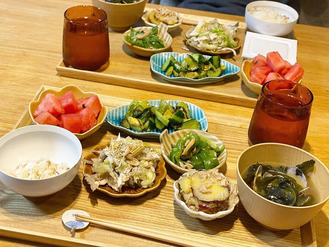 クロさんのインスタグラム写真 - (クロInstagram)「いつかの晩御飯👩🏽‍🍳🤍 ⁡ ちーちゃんのレシピで ✔︎アボカドとキュウリの和え物 ✔︎いつものキャベツ胸肉 ✔︎いつものピーマンシーチキン ✔︎サツマイモとひき肉の煮物 ✔︎玄米スーパー大麦 ✔︎スイカも でした！！ ⁡ 両家からお裾分けをいただき、おかずがすんごいことにっ！！！ そのタッパーにおかずを返すなど、ご近所付き合いみたいで楽しいなぁ〜 詳しくはブログに書きました〜💕💕💕 ⁡ #定食ご飯 #今日の晩御飯 #つくりおき食堂まりえ #お家ごはん #おうちごはん #時短ご飯 #dinner #簡単レシピ #レシピ #電子レンジご飯 #時短レシピ#yummy #delistagrammer #homecooking #tokyo #japanesefood #instafood #foodstagram #クロリサ的自炊 #おうちご飯 #クッキングラム #晩ごはん #instagood #instalike #tokyo #可愛い #大好き」9月16日 8時53分 - kuro_risa