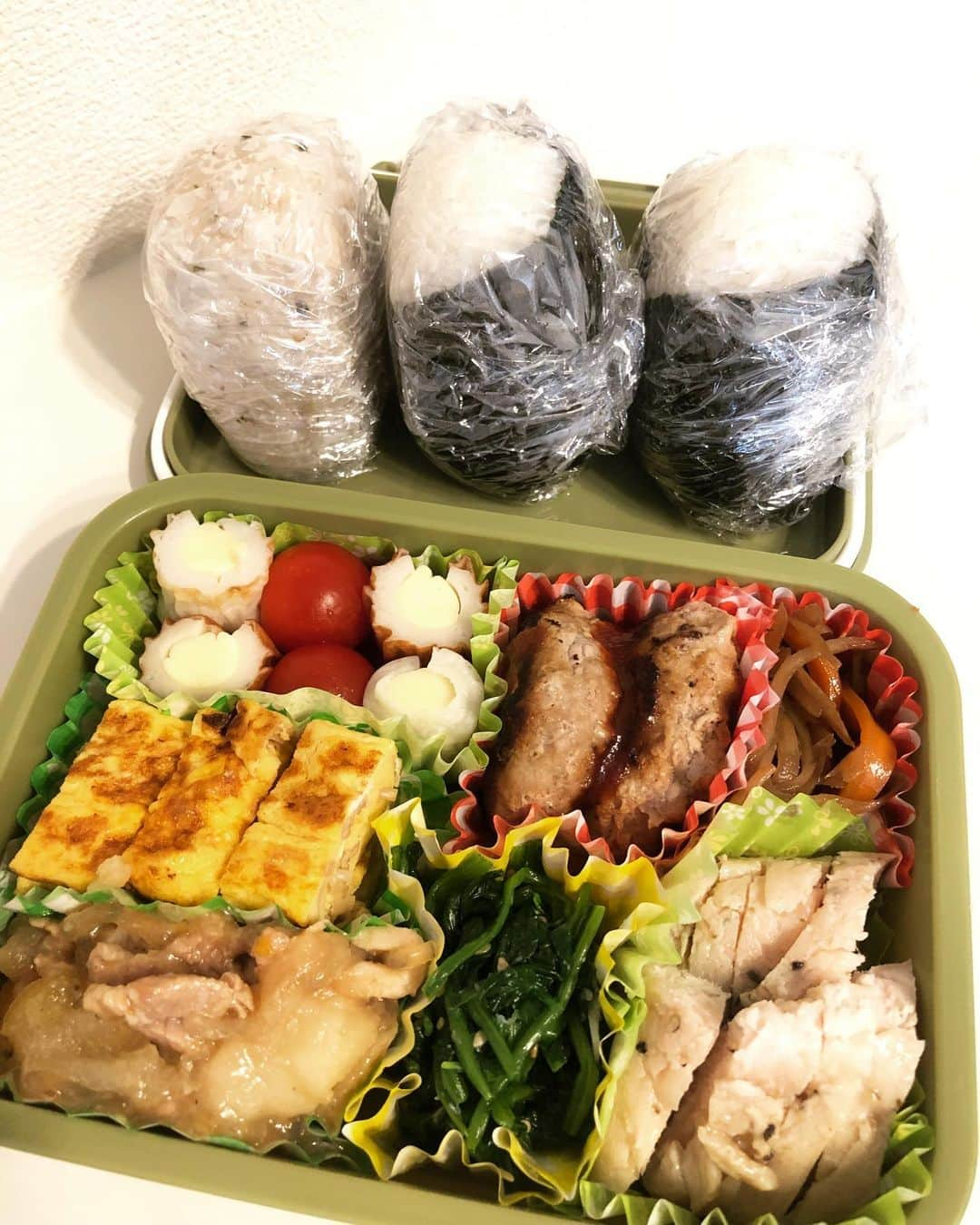 神咲詩織さんのインスタグラム写真 - (神咲詩織Instagram)「・ ・ ・ ・ ・本日のお弁当🍽👱‍♂️✨ ・ ・ ・ちくわチーズ&ミニトマト ・なめ茸の玉子焼き ・豚こまの肉じゃが ・ミニハンバーグ ・ほうれん草としらすのお浸し ・金平ごぼう ・鶏胸肉のサラダチキン(ハーブ) ・おにぎり3種(おかかふりかけ、鮭、明太子) ・ ・ ・ ・ひっさびさですね！！笑 ・ ・作ってはいるのですが載せるのサボりがち😅笑 ・ ・ ・ ・ほぼ作り置きのおかずで🙌✨ ・ ・新たに作ったのは玉子焼きくらいかな？(なめ茸は自家製なめ茸です✨) ・ ・ミニハンバーグは晩ご飯でハンバーグ作った時にミニサイズで成形して2個セットでラップして大量に冷凍保存してあります✨ ・ ・ ・わざわざ朝から作る時間ないし、、、既成の冷凍食品も嫌なので、、、この方法とても良いですよ👯‍♀️ ・ ・ ・ミニサイズなので焼く時間もほんとに短くて済むので時間との勝負の朝にはとても助かります🕺笑 ・(冷めないと入れれないしね🙌) ・ ・ ・そういえばいつもいつも思うのですが、ほうれん草ってこれでもかって量使ったつもりでも茹でると"何があったの？！"ってくらい存在感無くなりますよねぇ、、、 ・ ・ ・たくさん作り置きしたいけど仕上がりの量感から買い物したらほうれん草やけに嵩張るんだよなー笑 ・ ・ ・別にいいんだけど😗 ・ ・ ・謎のボヤキでした。笑 ・ ・ ・ ・それでは皆様本日も元気にお過ごしくださいなー🕺✨ ・ ・ ・ ・#居酒屋こあら #おべんとこあら #自炊 #お弁当 #新妻 #革命家 #ほうれん草 #嵩減りすぎ」9月16日 9時58分 - nexter_nippon